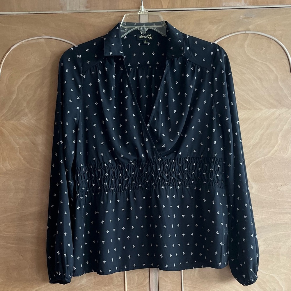 dee elly M, V open shirt style collar, black blouse - Picture 2 of 9